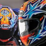 Arai「RX-7X OKAMOTO」復刻款9月中旬發售！岡本裕生「狼」主題×北極藍×羅盤設計，SNELL/JIS認證全罩安全帽