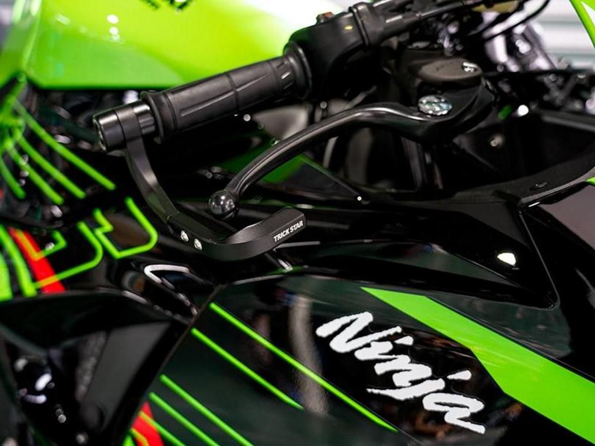 【新產品】TRICK STAR「拉桿護弓組 Kawasaki車款 TYPE-01」9月中旬出貨！賽事回饋設計×左右組規格×ZRX1200/Z900RS/ZX-25R等對應