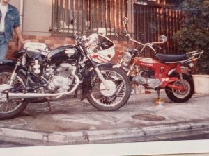 Honda「Dax（50cc）」車主評價｜朋友繼承第一台×雨天熄火機油滲漏教會自行保養×暱稱赤Dax×令人懷念老車魅力【Webike愛車精選】