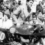 【MotoGP英国站】Geoff Duke获MotoGP名人堂奖章！4届世界冠军传奇功绩银石赛道受表彰×其子Peter代领