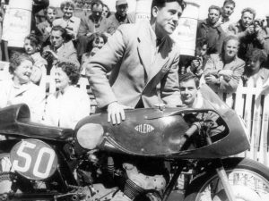 【MotoGP英国站】Geoff Duke获MotoGP名人堂奖章！4届世界冠军传奇功绩银石赛道受表彰×其子Peter代领