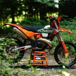 【新車】KTM「EXC 6DAYS」2027年式5款！第100屆葡萄牙6DAYS紀念特仕×橘色CNC三角台×Metzeler 6 Days輪胎標配