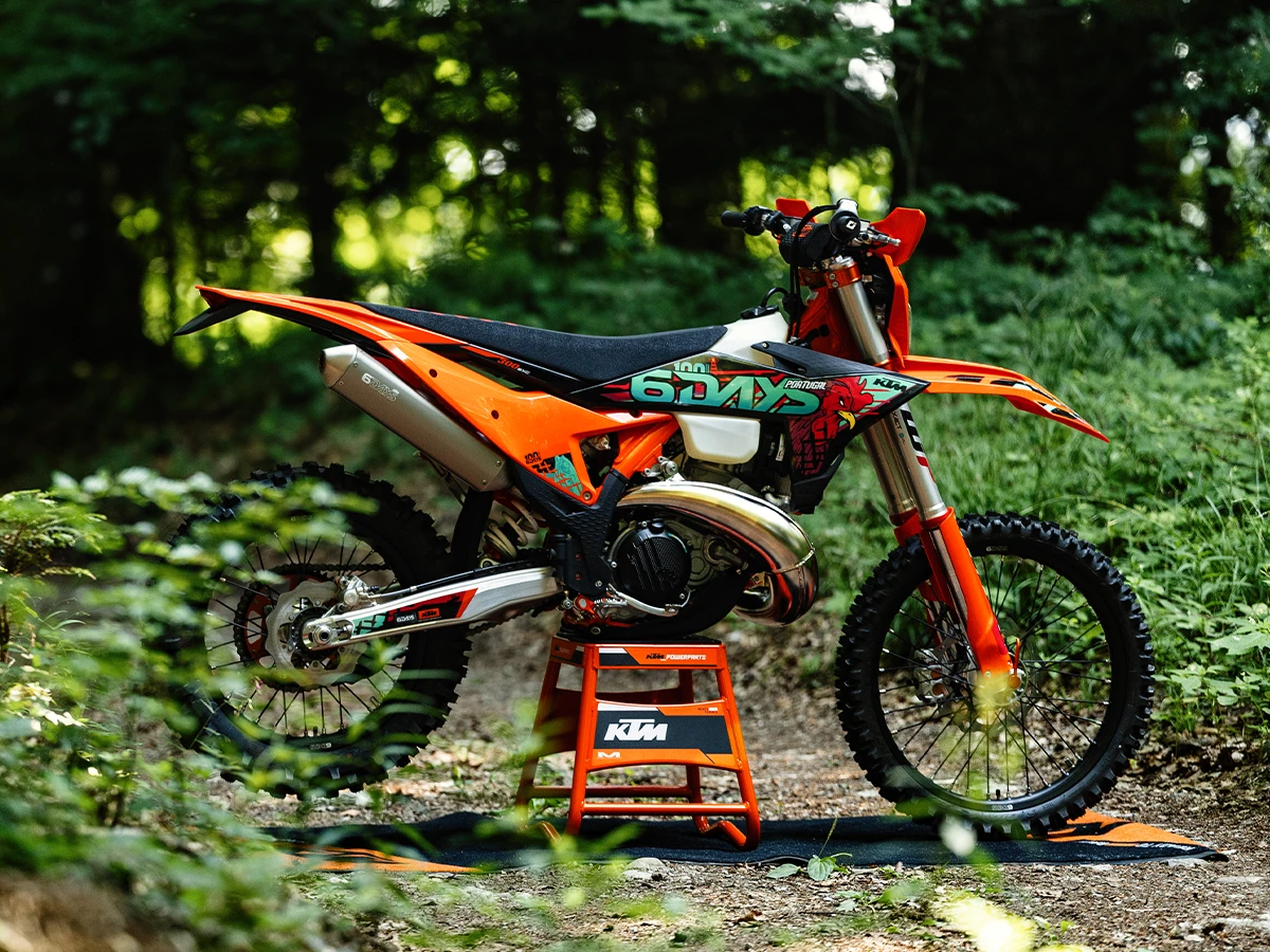【新車】KTM「EXC 6DAYS」2027年式5款！第100屆葡萄牙6DAYS紀念特仕×橘色CNC三角台×Metzeler 6 Days輪胎標配