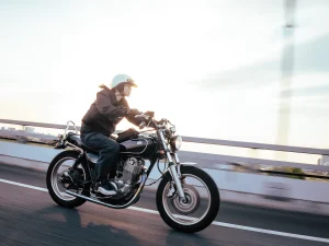 僅因外觀一見鍾情！YAMAHA SR400改裝Tracker風格｜ 女車主的機車人生蛻變記