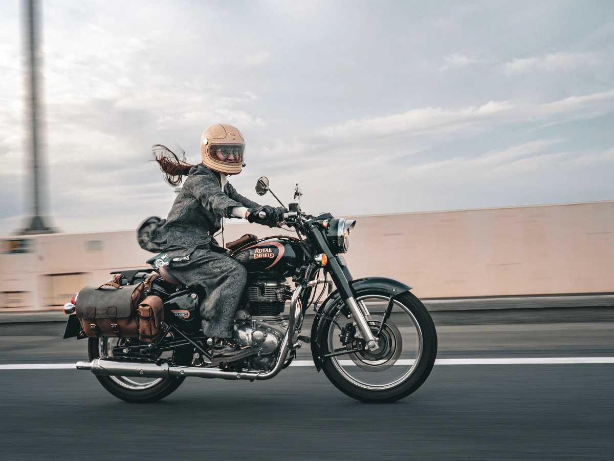 「想靠自己的力量去看更多風景」mayo的Royal Enfield「Classic 350」—Halcyon Green一見鍾情×義大利長後視鏡×定製後貨架×年度彩繪