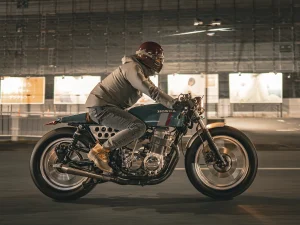 1978 Honda「CB750 FOURⅡ」Cafe Racer改裝—追求側視整體輪廓×MINAMI MOTORCYCLE製作×深邃藍綠色塗裝