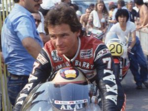 Barry Sheene获选MotoGP名人堂！英国站特别仪式×儿子Freddie代领奖牌×两届世界冠军19胜40次颁奖台传奇致敬