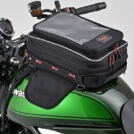【新產品】GIVI「CLA01油箱包 20～26L」！CLASSIC COLLECTION復刻×MOLLE系統×充電線連接埠×磁吸/綁帶固定