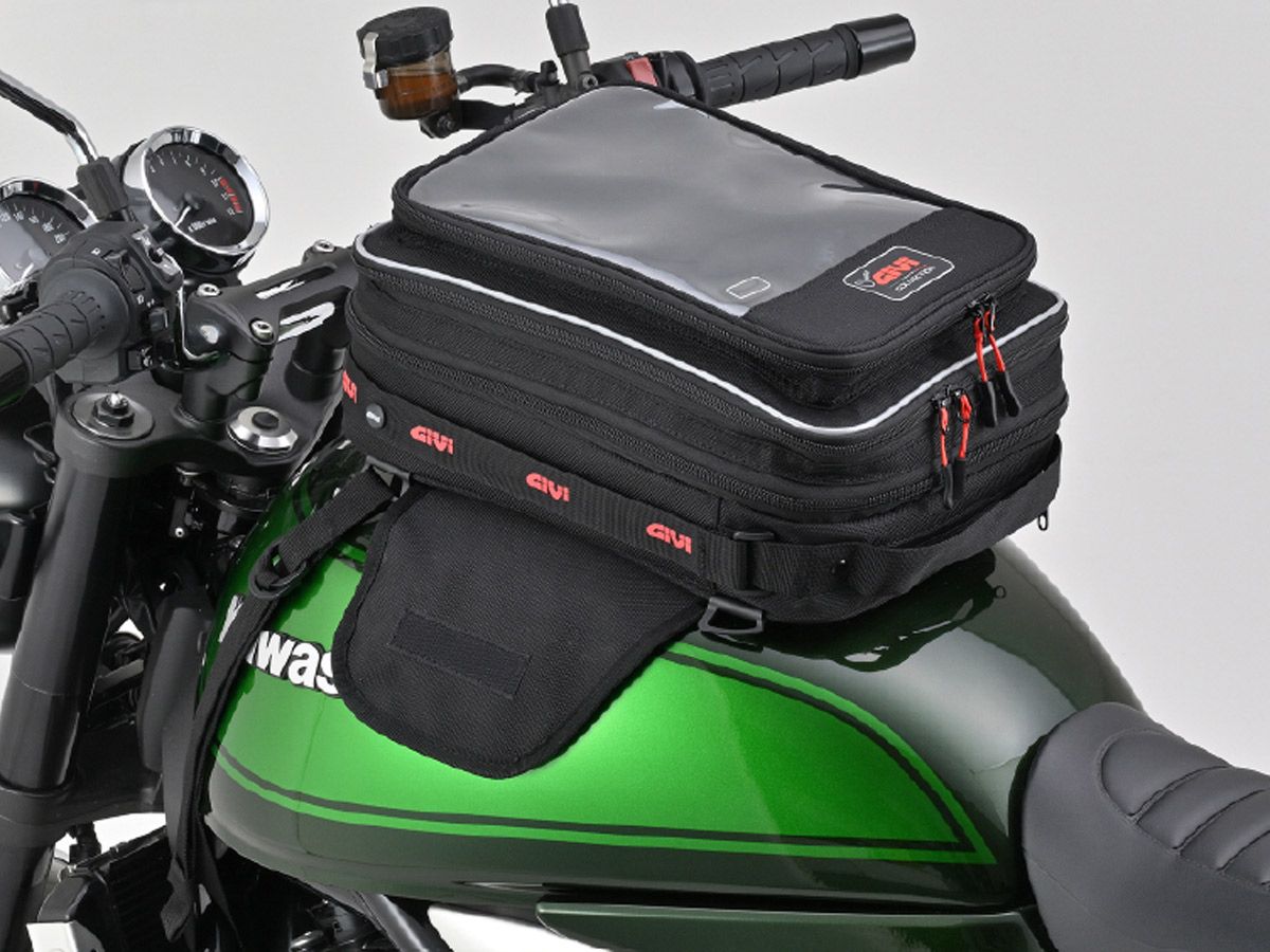 【新產品】GIVI「CLA01油箱包 20～26L」！CLASSIC COLLECTION復刻×MOLLE系統×充電線連接埠×磁吸/綁帶固定