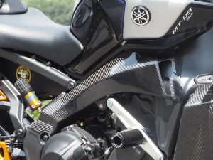 【新產品】Magical Racing「2024年式 MT-09/SP用車架護蓋（附冷卻導管）」！平織/綾織碳纖維左右一組×可選Magiveil陶瓷塗層×84,700日圓起