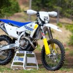 【新車】Husqvarna 2027年式越野全8款「TE/FE系列」發表！白色粉末塗層車架×WP XACT×TBI 2行程×4行程循跡控制×129萬9千日圓起