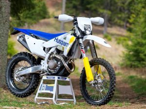【新車】Husqvarna 2027年式越野全8款「TE/FE系列」發表！白色粉末塗層車架×WP XACT×TBI 2行程×4行程循跡控制×129萬9千日圓起