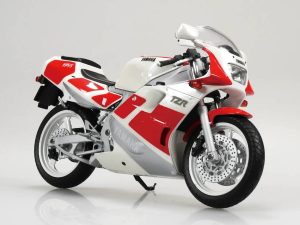 Aoshima／青島「Yamaha TZR250 ’89（3MA1）」1/12完成品摩托車模型2026年11月發售！絲綢白×VMAX藍2色