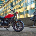 【海外新车】Royal Enfield“Guerrilla 450 Apex”英国发表！运动化骑姿×Vredestein轮胎×专属红黑涂装