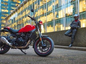 【海外新車】Royal Enfield「Guerrilla 450 Apex」英國發表！運動化騎姿×Vredestein輪胎×專屬紅黑塗裝