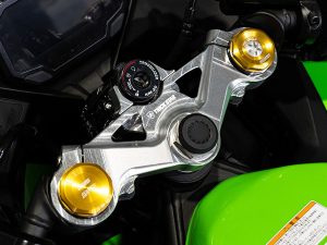 TRICKSTAR推出Kawasaki Ninja ZX-25RR／ZX-4R鋁合金切削上三角台！提升駕駛艙質感與賽車風格