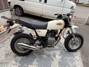 Honda“Ape 100（100cc）”车主评价｜拖车旅行寻找小机车×12吋轮胎俐落过弯×动力弱缺点×可动式脚踏改装计画【Webike爱车精选】