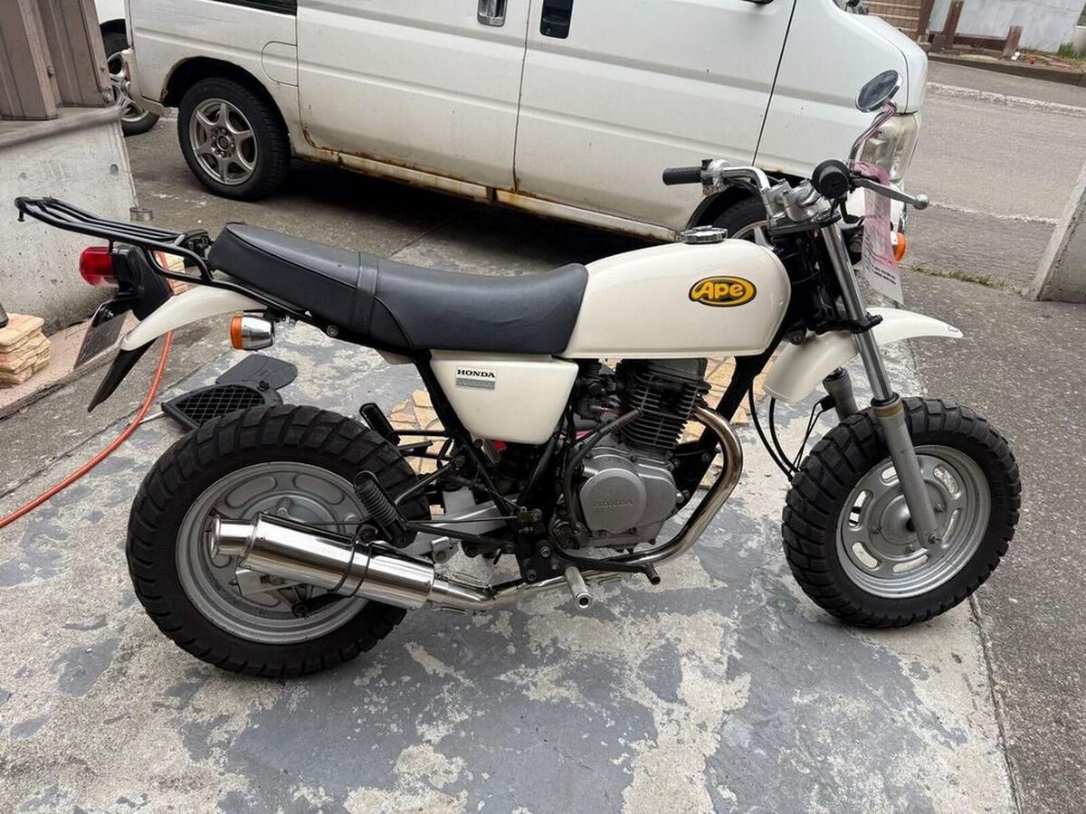 Honda“Ape 100(100cc)”车主评价|拖车旅行寻找小机车×12吋轮胎俐落过弯×动力弱缺点×可动式脚踏改装计画【Webike爱车精选】