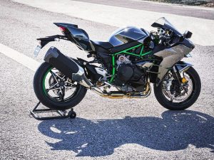 【新車速報】Kawasaki「Ninja H2 CARBON（2027年式）」日本停產六年後復活！最高200ps×首次採用Brembo Hypure×HUD儀表