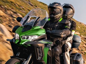 【歐洲發表】Kawasaki「Versys 1100（2027年式）」3等級×新色登場！1099cc 135PS×Bosch IMU×彎道輔助燈×電子定速巡航