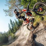 2027年式發表！KTM「300 XC-W HARDENDURO」專屬塗裝更新×WP XACT前叉×Factory輪組