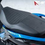 2026 YAMAHA 勁戰七代改裝首選｜APEXX賽車座墊、CCD Factory後避震、DOG HOUSE避震器後移座 舒適升級全攻略