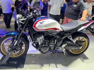 【速報】Honda「CB500 Super Four 2027年式」中國三色塗裝登場！藍×白×紅限定色×金色輪框×重慶車展發表