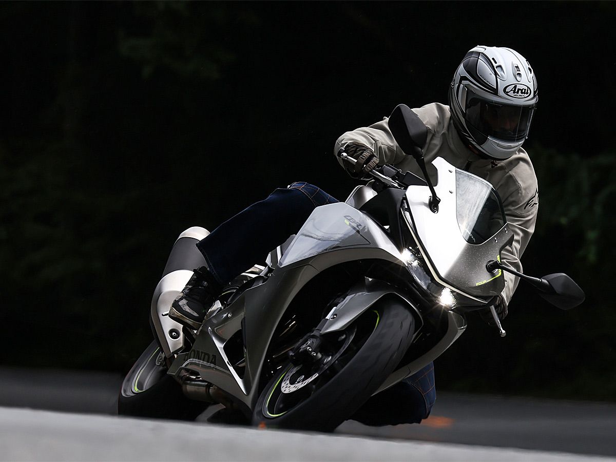 【新車試駕】Honda「CBR400R FOUR E-Clutch」試駕！和CB400SF同規格卻感覺更快？衝壓進氣×E-Clutch補油×完整技術解析