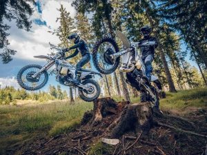 【新车】Husqvarna“TE 300 PRO×FE 350 PRO（2027年式）”发表！Factory轮组/防滑板标配×TE 300 PRO竞技专用×FE 350 PRO 9月/TE 300 PRO 11月日本上市