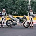 【MotoGP聖馬利諾GP】Aprilia「Perla Bianca」特別塗裝發表！Vespa 80週年×Gilles Villeneuve 1981年F1賽車服致敬×RS-GP26