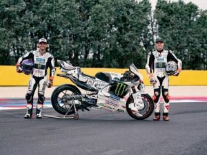 【MotoGP聖馬利諾GP】Aprilia「Perla Bianca」特別塗裝發表！Vespa 80週年×Gilles Villeneuve 1981年F1賽車服致敬×RS-GP26