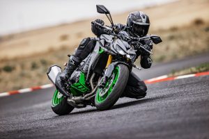 【歐洲發表】Kawasaki「Z1100/Z1100 SE（2027年式）」新色登場！1099cc 136PS×六軸IMU循跡×SE版Brembo/Öhlins S46×散熱導流罩改綠