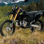 【海外发表】Suzuki“DR-Z4S/DR-Z4SM（2027年式）”荷兰发表！DR-Z4S纯黑新色×DR-Z4SM固态铁灰新色×9,999欧元起