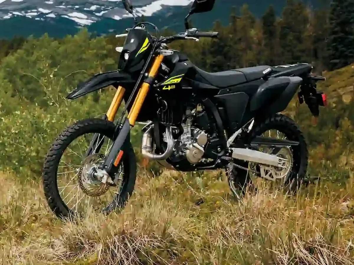 【海外發表】Suzuki「DR-Z4S/DR-Z4SM（2027年式）」荷蘭發表！DR-Z4S純黑新色×DR-Z4SM固態鐵灰新色×9,999歐元起