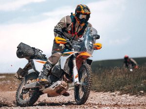 【新車】KTM「690 RALLY（2027年式）」10月發售！692cc LC4 79PS×20L雙油箱×161.5kg×拉力塔×640 ADVENTURE精神繼承