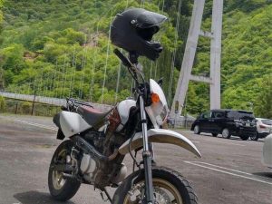 Honda「XR100 Motard（100cc）」車主評價｜父親選的第一台×油耗30km/L×貨車載去玩×偵察車改裝計畫【Webike愛車精選】