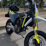 Husqvarna“701 SUPERMOTO（692cc）”车主评价｜MT-09换购×轻巧扭力强×高速稳定悬吊佳×油箱盖位置不便缺点【Webike爱车精选】