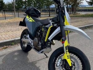 Husqvarna“701 SUPERMOTO（692cc）”车主评价｜MT-09换购×轻巧扭力强×高速稳定悬吊佳×油箱盖位置不便缺点【Webike爱车精选】
