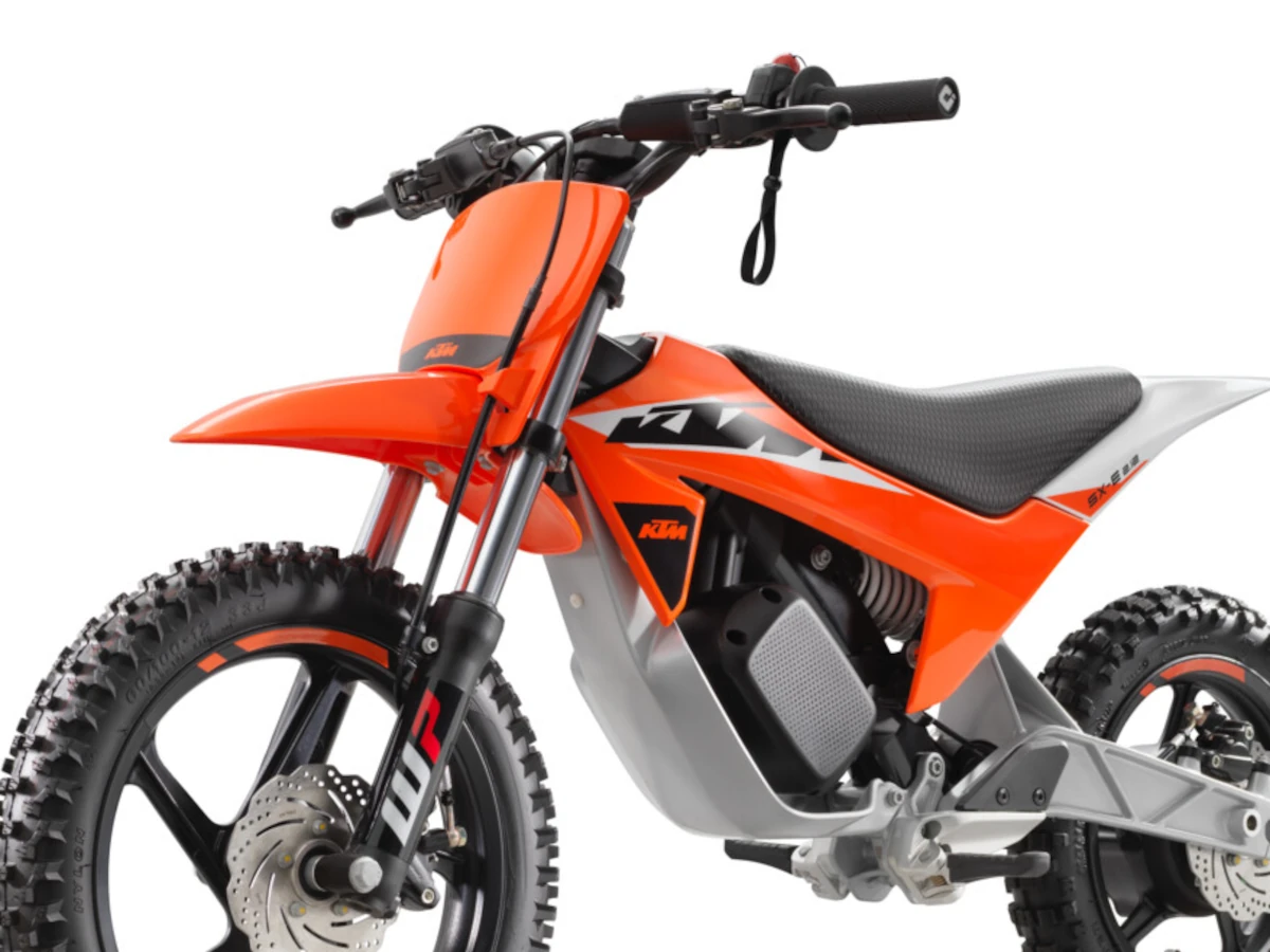 【海外新车】KTM“SX-E 2.12 2027年式”儿童电动越野车！前轮12吋化×座高提升66mm×轮毂马达1.8kW
