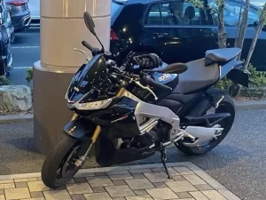 Aprilia“TUONO V4 1100 Factory（1077cc）”车主评价｜与其买日系仿赛不如选它×V4声浪加速×特定转速快排降档错误缺点【Webike爱车精选】