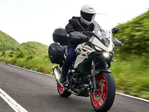 【原廠配件】Suzuki SV-7GX定速巡航系統荷蘭上市｜40～150km/h作動×按鍵微調×速度記憶功能