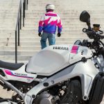 【海外新車】Yamaha「XSR900 2027年式」歐洲發表！致敬1993年YZF750R×新色霓虹白×白底藍粉配色銀色車架