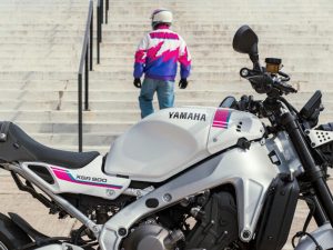 【海外新車】Yamaha「XSR900 2027年式」歐洲發表!致敬1993年YZF750R×新色霓虹白×白底藍粉配色銀色車架