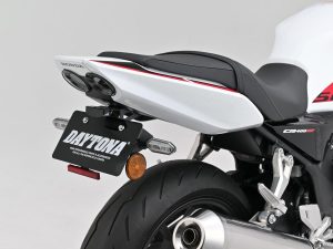 【新製品】Daytona「LED短牌架套件」登場｜Honda CB400 SUPER FOUR E-Clutch（’26）專用×直上式安裝×隨附LED牌照燈×簡潔車尾造型