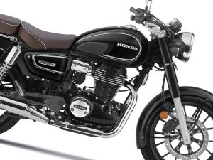 【海外新車】Honda「CB350C特仕版珍珠烈焰黑」印度發表！1950年代歐系靈感×黑色車身白條紋×棕色分離式座墊