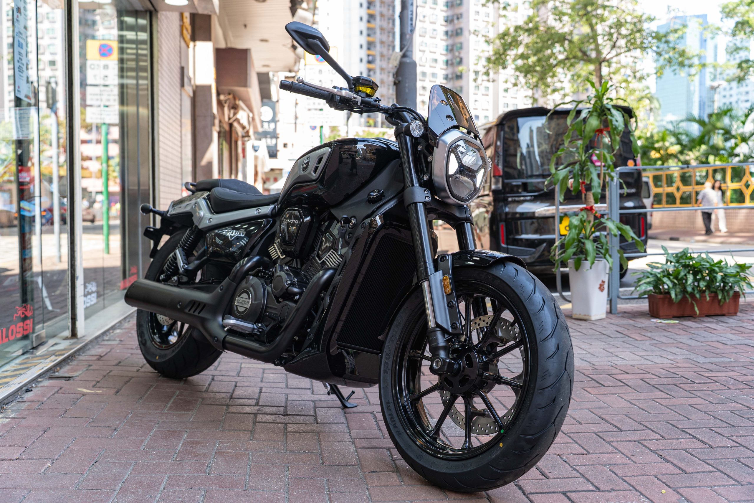 【新车介绍】超狂电控满配巡航！张雪机车 ZXMOTO 600V 规格深度拆解：怠速熄缸、双向快排与 195kg 轻量化