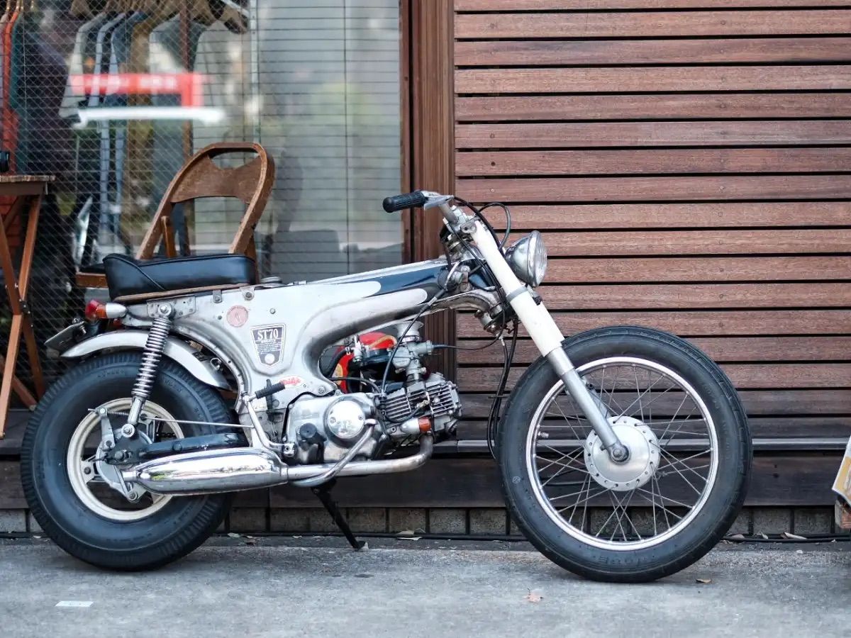 Honda「DAX 70（約1972年）」HOTROD改裝｜原廠零件流用×髮絲紋車架×88cc引擎