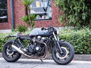 2005 Honda「CB750 RC42」Cafe Racer改裝—SRV250細長油箱×水平副車架×MINAMI MOTORCYCLE製作×灰藍色塗裝