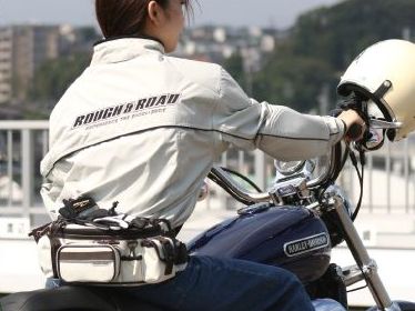 Rough & Road F-Rough 腰包 騎乘示意