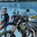 【海外新车】Kawasaki“KLX300 XPL ABS”美国发表！5.1吋圆形LED头灯×高风镜×护弓与后货架×292cc单缸26.8hp×全系列导入前轮ABS与手机连动仪表